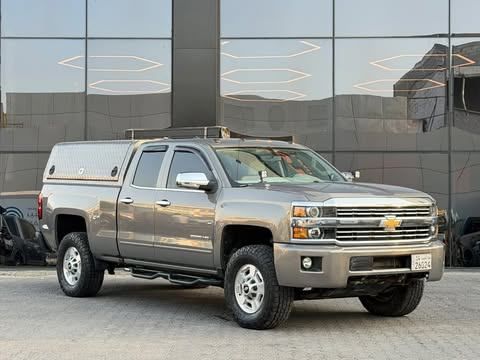 مستعملة ⁦Chevrolet Silverado عملية فيس ليفت III (K2XX)، 6.2 l، 2017⁩ في في الكويت, الفروانية من ALSALEEM MOTORS، اللون فضي.  | AUTO.AE | إعلان #289330