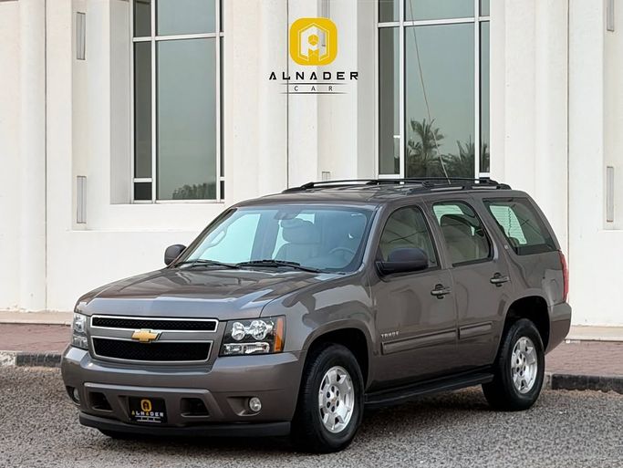 Used ⁦Chevrolet Tahoe III (GMT900), 4.8 l, 2013⁩ in Kuwait, Al Farwānīyah by ALNADER CAR, Grey color.  | AUTO.AE | Listing #287299