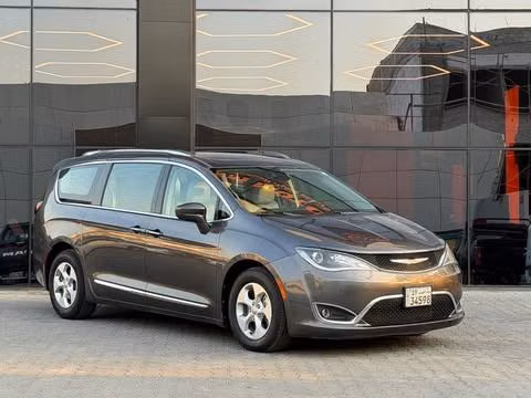 مستعملة ⁦Chrysler Pacifica RU، 3.6 l، 2019⁩ في في الكويت, الفروانية من ALSALEEM MOTORS، اللون رمادي.  | AUTO.AE | إعلان #289818