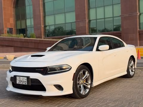 مستعملة ⁦Dodge Charger GT عملية فيس ليفت السابع (LD)، 3.6 l، 2022⁩ في في الكويت, الفروانية من MARBEYA MOTORS، اللون أبيض.  | AUTO.AE | إعلان #286714