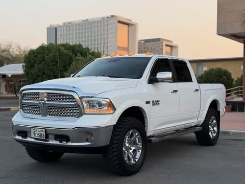 مستعملة ⁦Dodge RAM IV (DS/DJ)، 5.7 l، 2015⁩ في في الكويت, الفروانية من MARBEYA MOTORS، اللون أبيض.  | AUTO.AE | إعلان #287549