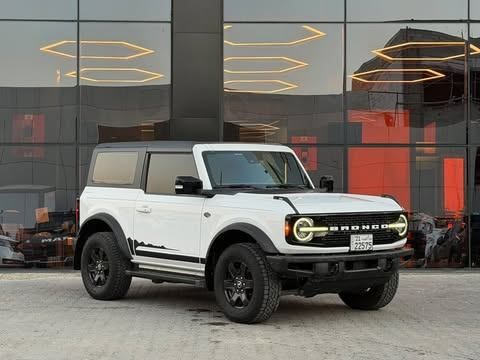 مستعملة ⁦Ford Bronco سادساً، 2.7 l، 2021⁩ في في الكويت, الفروانية من ALSALEEM MOTORS، اللون أبيض.  | AUTO.AE | إعلان #289768