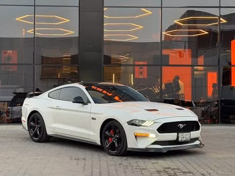 مستعملة ⁦Ford Mustang فيس ليفت السادس، 5.0 l، 2022⁩ في في الكويت, الفروانية من ALSALEEM MOTORS، اللون أبيض.  | AUTO.AE | إعلان #289403