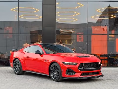 جديدة ⁦Ford Mustang GT سابعاً، 5.0 l، 2026⁩ في في الكويت, الفروانية من ALSALEEM MOTORS، اللون أحمر.  | AUTO.AE | إعلان #289711