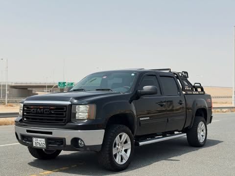 مستعملة ⁦GMC Sierra II (GMT900)، 4.8 l، 2013⁩ في في الكويت, الفروانية من MARBEYA MOTORS، اللون أسود.  | AUTO.AE | إعلان #286953