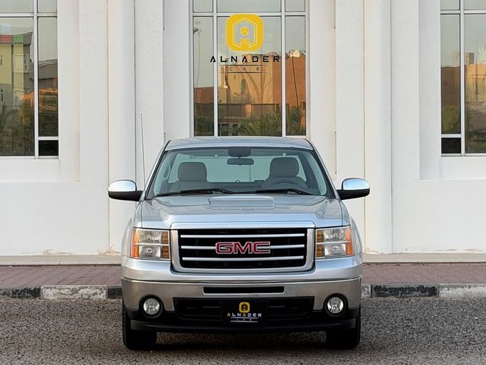 مستعملة ⁦GMC Sierra II (GMT900)، 5.3 l، 2012⁩ في في الكويت, الفروانية من ALNADER CAR، اللون فضي.  | AUTO.AE | إعلان #287277