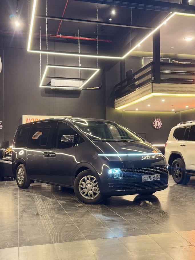 Used ⁦Hyundai Staria, 3.5 l, 2023⁩ in Kuwait, Al Farwānīyah by NOBLE MOTORS, Grey color. Other | AUTO.AE | Listing #289636