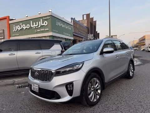 مستعملة ⁦Kia Sorento عملية فيس ليفت III برايم برايم، 2.4 l، 2018⁩ في في الكويت, الفروانية من MARBEYA MOTORS، اللون فضي.  | AUTO.AE | إعلان #286718