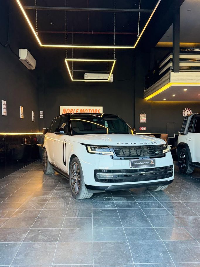 مستعملة ⁦Land Rover Range Rover P530 MHEV V، 4.4 l، 2024⁩ في في الكويت, الفروانية من NOBLE MOTORS، اللون أبيض. أخرى | AUTO.AE | إعلان #289880