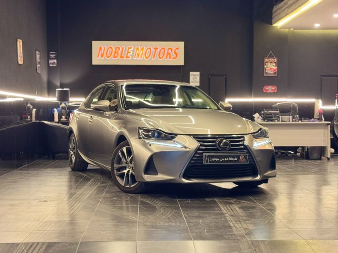 مستعملة ⁦Lexus IS 300 ثالثاً فيس ليفت، 3.5 l، 2018⁩ في في الكويت, الفروانية من NOBLE MOTORS، اللون فضي. أخرى | AUTO.AE | إعلان #289709