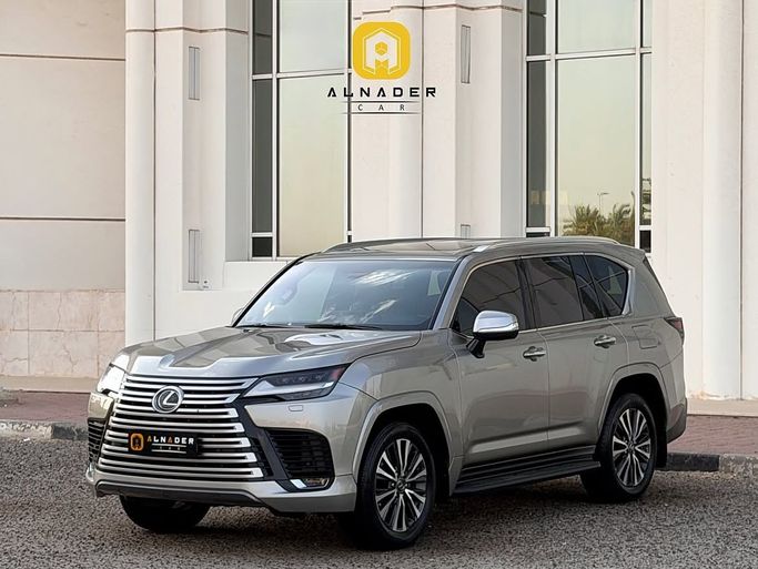 مستعملة ⁦Lexus LX 600 رابعاً، 3.4 l، 2023⁩ في في الكويت, الفروانية من ALNADER CAR، اللون رمادي.  | AUTO.AE | إعلان #287295