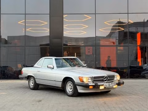 مستعملة ⁦Mercedes-Benz SL-Class 380 ثالثاً (ص107، ج107)، 3.8 l، 1982⁩ في في الكويت, الفروانية من ALSALEEM MOTORS، اللون فضي. المواصفات الأمريكية | AUTO.AE | إعلان #289417