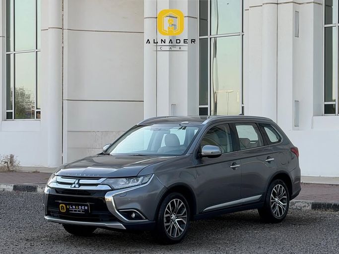 Used ⁦Mitsubishi Outlander III Facelift 2, 2.4 l, 2017⁩ in Kuwait, Al Farwānīyah by ALNADER CAR, Grey color.  | AUTO.AE | Listing #287513
