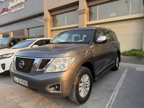 مستعملة ⁦Nissan Patrol عملية فيس ليفت VI (Y62)، 5.6 l، 2014⁩ في في الكويت, الفروانية من MARBEYA MOTORS، اللون رمادي.  | AUTO.AE | إعلان #286700