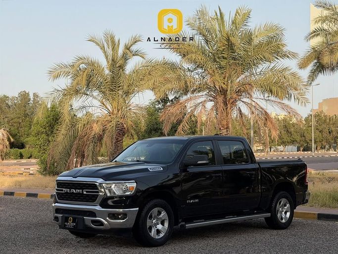 مستعملة ⁦RAM 1500 Crew Cab V، 3.6 l، 2022⁩ في في الكويت, الفروانية من ALNADER CAR، اللون أسود.  | AUTO.AE | إعلان #287530