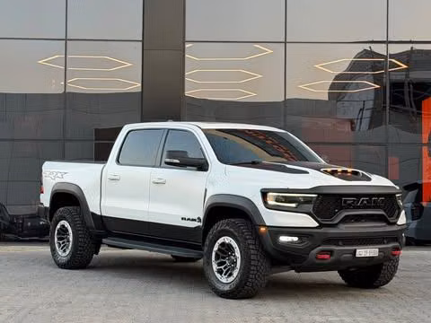 مستعملة ⁦RAM 1500 Crew Cab TRX V، 6.2 l، 2021⁩ في في الكويت, الفروانية من ALSALEEM MOTORS، اللون أبيض.  | AUTO.AE | إعلان #289806