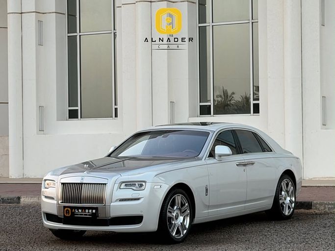 Подержанный ⁦Rolls-Royce Ghost RR4 Series II, 6.6 л, 2017⁩ в Кувейт, Аль-Фарванийя от ALNADER CAR Серебристый цвет.  | AUTO.AE | Объявление #287238