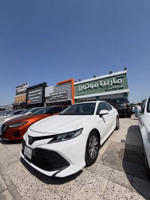 مستعملة ⁦Toyota Camry VIII (XV70)، 2.5 l، 2018⁩ في في الكويت, الفروانية من MARBEYA MOTORS، اللون أبيض.  | AUTO.AE | إعلان #286732