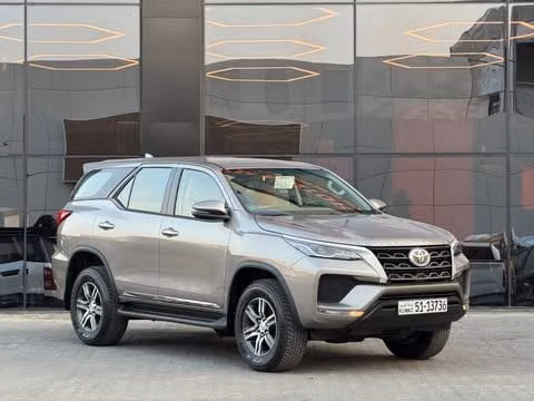 مستعملة ⁦Toyota Fortuner فيس ليفت الثاني، 2.7 l، 2026⁩ في في الكويت, الفروانية من ALSALEEM MOTORS، اللون فضي.  | AUTO.AE | إعلان #289353