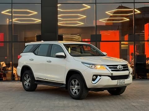 مستعملة ⁦Toyota Fortuner ثانياً، 2.7 l، 2020⁩ في في الكويت, الفروانية من ALSALEEM MOTORS، اللون أبيض.  | AUTO.AE | إعلان #289751