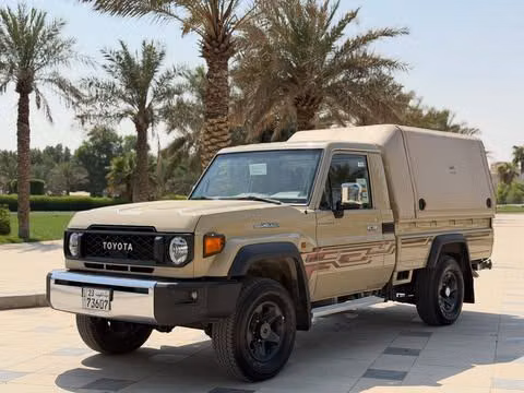مستعملة ⁦Toyota Land Cruiser 70 Series 70 Series Facelift 2، 4.0 l، 2025⁩ في في الكويت, الفروانية من MARBEYA MOTORS، اللون بيج.  | AUTO.AE | إعلان #286687