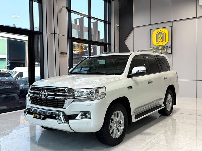 Used ⁦Toyota Land Cruiser 200 Series Facelift 2, 5.7 l, 2021⁩ in Kuwait, Al Farwānīyah by ALNADER CAR, White color.  | AUTO.AE | Listing #287220