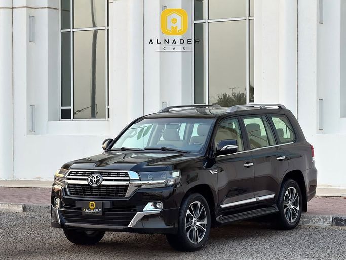 Used ⁦Toyota Land Cruiser 200 Series Facelift 2, 5.7 l, 2017⁩ in Kuwait, Al Farwānīyah by ALNADER CAR, Black color.  | AUTO.AE | Listing #287229