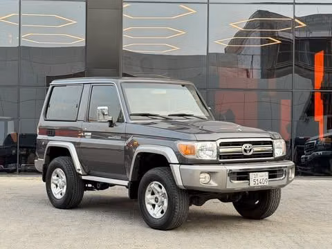 مستعملة ⁦Toyota Land Cruiser 70 Series 70 Series Facelift 1، 4.0 l، 2021⁩ في في الكويت, الفروانية من ALSALEEM MOTORS، اللون رمادي.  | AUTO.AE | إعلان #289310