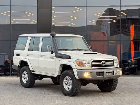 مستعملة ⁦Toyota Land Cruiser 70 Series 70 Series Facelift 1، 4.5 l، 2021⁩ في في الكويت, الفروانية من ALSALEEM MOTORS، اللون أبيض.  | AUTO.AE | إعلان #289321