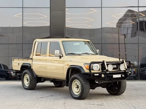 Подержанный ⁦Toyota Land Cruiser 70 Series Рестайлинг 2, 4.5 л, 2023⁩ в Кувейт, Аль-Фарванийя от ALSALEEM MOTORS Бежевый цвет.  | AUTO.AE | Объявление #289325