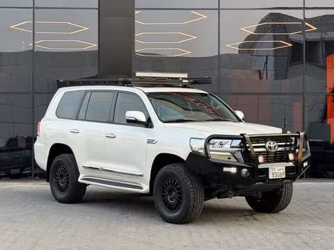 مستعملة ⁦Toyota Land Cruiser 200 Series 200 Series Facelift 2، 4.5 l، 2021⁩ في في الكويت, الفروانية من ALSALEEM MOTORS، اللون أبيض.  | AUTO.AE | إعلان #289426