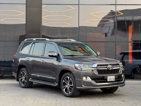 Подержанный ⁦Toyota Land Cruiser 200 Series Рестайлинг 2, 4.5 л, 2020⁩ в Кувейт, Аль-Фарванийя от ALSALEEM MOTORS Серебристый цвет.  | AUTO.AE | Объявление #289469