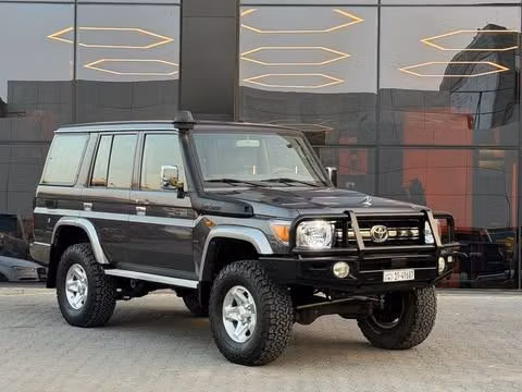 مستعملة ⁦Toyota Land Cruiser 70 Series 70 Series Facelift 1، 4.2 l، 2021⁩ في في الكويت, الفروانية من ALSALEEM MOTORS، اللون رمادي.  | AUTO.AE | إعلان #289490