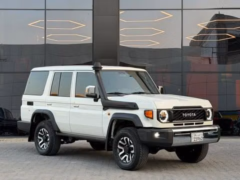 Подержанный ⁦Toyota Land Cruiser 70 Series Рестайлинг 2, 4.0 л, 2026⁩ в Кувейт, Аль-Фарванийя от ALSALEEM MOTORS Белый цвет.  | AUTO.AE | Объявление #289703