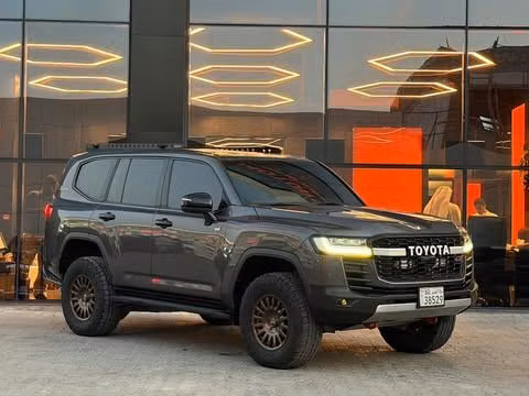 Used ⁦Toyota Land Cruiser 300 Series, 3.4 l, 2022⁩ in Kuwait, Al Farwānīyah by ALSALEEM MOTORS, Grey color.  | AUTO.AE | Listing #289737