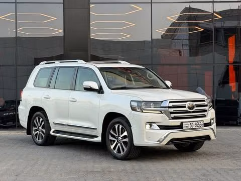 Used ⁦Toyota Land Cruiser 200 Series Facelift 2, 4.6 l, 2018⁩ in Kuwait, Al Farwānīyah by ALSALEEM MOTORS, White color.  | AUTO.AE | Listing #289746