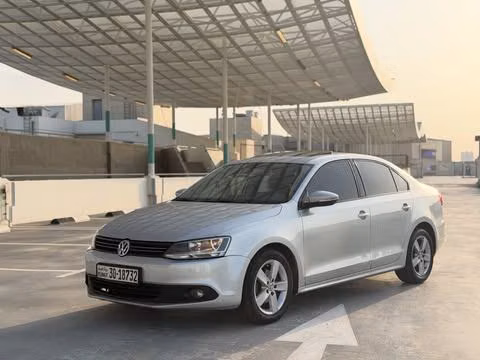 Used ⁦Volkswagen Jetta VI, 2.0 l, 2014⁩ in Kuwait, Al Farwānīyah by MARBEYA MOTORS, Silver color.  | AUTO.AE | Listing #287334