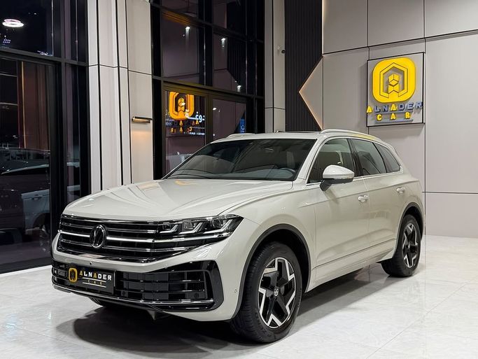 Used ⁦Volkswagen Touareg III Facelift, 3.0 l, 2024⁩ in Kuwait, Al Farwānīyah by ALNADER CAR, White color.  | AUTO.AE | Listing #287226
