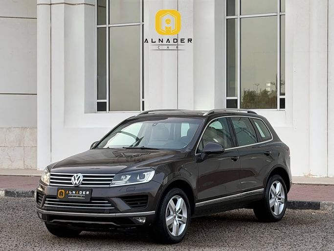 مستعملة ⁦Volkswagen Touareg فيس ليفت الثاني، 3.6 l، 2015⁩ في في الكويت, الفروانية من ALNADER CAR، اللون بني.  | AUTO.AE | إعلان #287308
