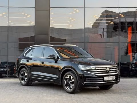 مستعملة ⁦Volkswagen Touareg ثالثاً فيس ليفت، 3.0 l، 2024⁩ في في الكويت, الفروانية من ALSALEEM MOTORS، اللون أسود.  | AUTO.AE | إعلان #289770