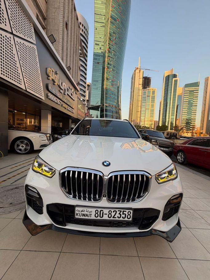 Used ⁦BMW X5 M50i IV (G05/G18), 4.4 l, 2019⁩ in Kuwait, Kuwait City by ALKANDARI AUTO, White color. GCC Specs | AUTO.AE | Listing #290453