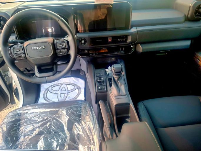 مستعملة Toyota Land Cruiser FJ، 2.7 لتر، 2027 في الكويت، مدينة الكويت من LEGEND CARS، اللون أبيض.  | AUTO.AE | إعلان #295978 — صورة 10 من 11