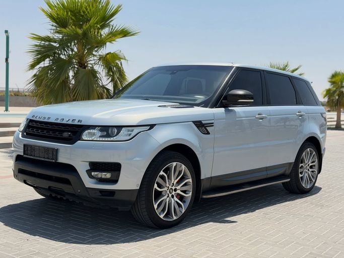 مستعملة ⁦Land Rover Range Rover Sport P510e II (L494)، 5.0 l، 2014⁩ في في عمان, البريمي من معرض الصحراء للسيارات ، اللون فضي.  | AUTO.AE | إعلان #282888