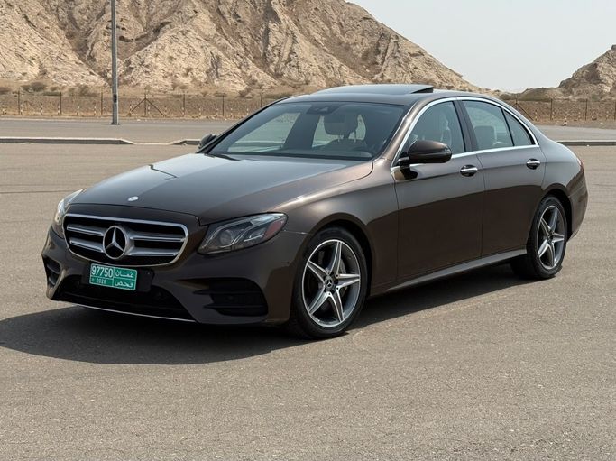 مستعملة ⁦Mercedes-Benz E-Class 300 V (W213، S213، C238)، 2.0 l، 2017⁩ في في عمان, البريمي من معرض العيسائي للسيارات، اللون بني. المواصفات الأمريكية | AUTO.AE | إعلان #283941