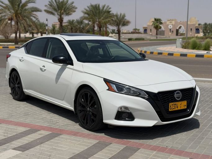 Used ⁦Nissan Altima VI (L34), 2.5 l, 2022⁩ in Oman, Al Buraymī by معرض الصحراء للسيارات , White color.  | AUTO.AE | Listing #282506