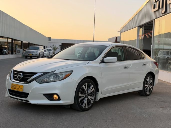 مستعملة ⁦Nissan Altima عملية فيس ليفت V (L33)، 2.5 l، 2018⁩ في في عمان, البريمي من معرض الصحراء للسيارات ، اللون أبيض.  | AUTO.AE | إعلان #283147