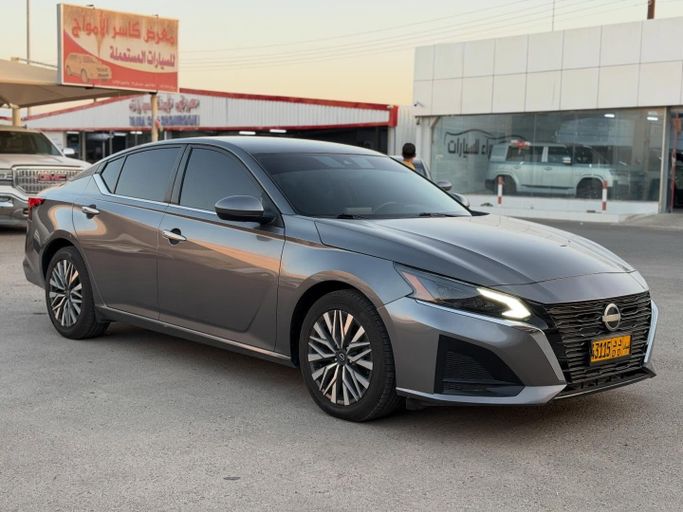 مستعملة ⁦Nissan Altima فيس ليفت السادس (L34)، 2.5 l، 2023⁩ في في عمان, البريمي من معرض الصحراء للسيارات ، اللون رمادي.  | AUTO.AE | إعلان #283196