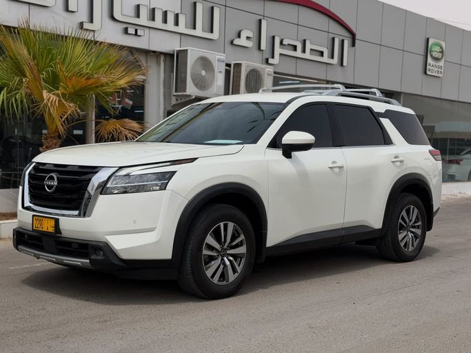 مستعملة Nissan Pathfinder V, 3.5 l, 2022 في في عمان, البريمي من معرض الصحراء للسيارات ، اللون أبيض.  | AUTO.AE | إعلان #282766