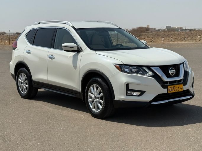 Used ⁦Nissan Rogue II Facelift, 2.5 l, 2018⁩ in Oman, Al Buraymī by معرض العيسائي للسيارات, White color. GCC Specs | AUTO.AE | Listing #284926