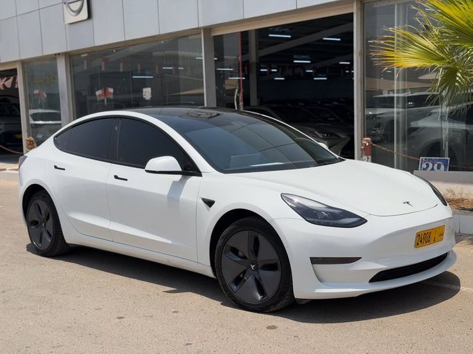 مستعملة Tesla Model 3 Standart I, 2022 في في عمان, البريمي من معرض الصحراء للسيارات ، اللون أبيض.  | AUTO.AE | إعلان #282995